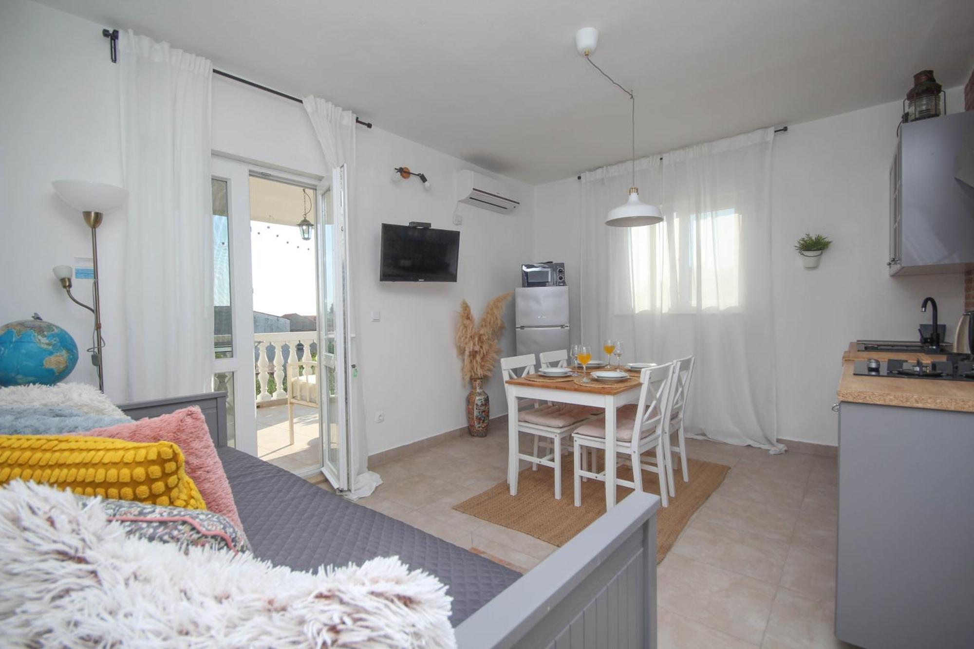 Lola'S Apartments Tribalj Esterno foto